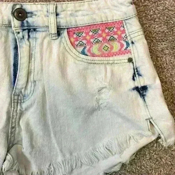 Rue21 light wash embroidered‎ denim shorts size 7/8 - Picture 4 of 9